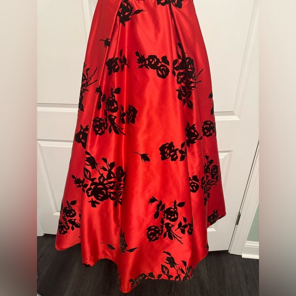 SHERRI HILL 51685 BLACK AND RED FLORAL BALLGOWN SIZE 4 - Picture 4 of 12